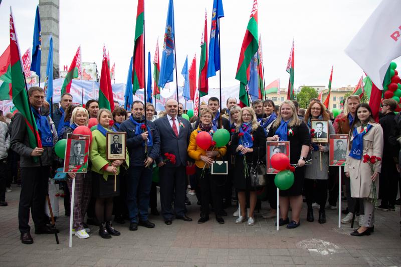 Члены трудового коллектива БелГИМ приняли участие в народном возложении цветов к монументу Победы